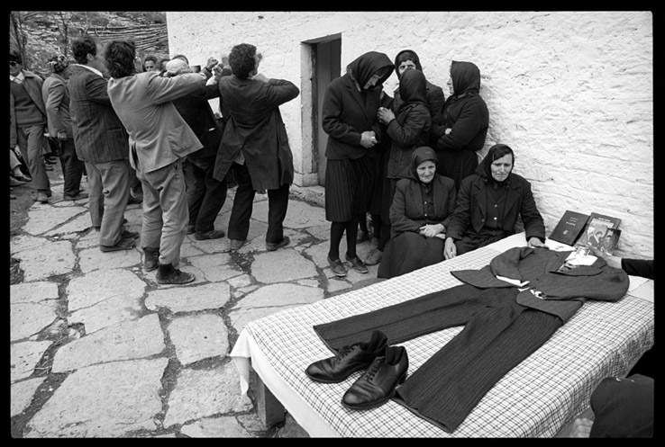 Cérémonie funéraire en l’honneur du poète albanais Martin Camaj devant sa maison dans le village de Temal dans le nord de l’Albanie en mars 1992, tenue en l’absence de son corps inhumé en Allemagne où, en exil depuis quarante-six ans, il était professeur d’Études albanaises. Photographie du photographe Rhodri Jones, avec l’aimable autorisation de l’artiste que je remercie